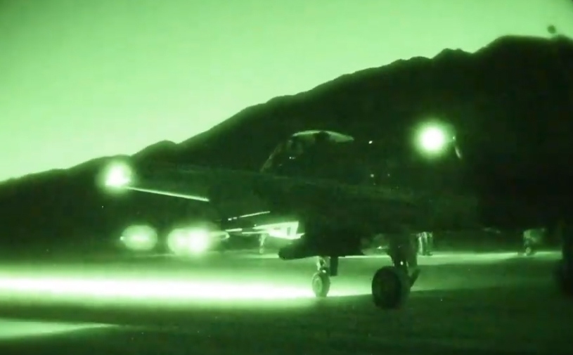 Xem cường kích “lợn lòi” A-10 diễn tập cất cánh trong đêm